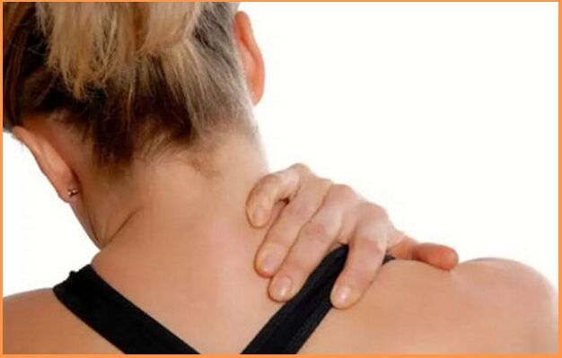 Osteochondrosis serviks ditunjukkan oleh rasa sakit dan kekakuan di leher. 