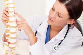doktor menunjukkan osteochondrosis toraks pada mock-up