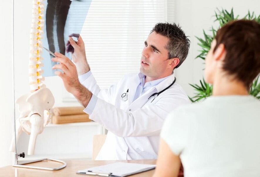 Doktor meneliti X-ray untuk mendiagnosis osteochondrosis toraks